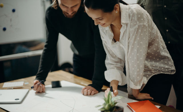 Sales-Team beim Planen am Schreibtisch