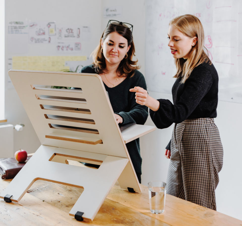 Zwei Frauen vor Leinwand